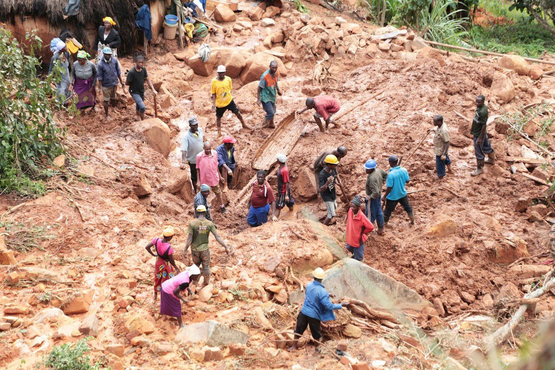  Survivors of Cyclone Idai search for bodies in Zimbabwe 