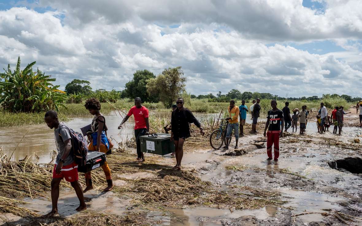  Cyclone_survivors_floodedroad_Mozambique116875lpr.jpg 