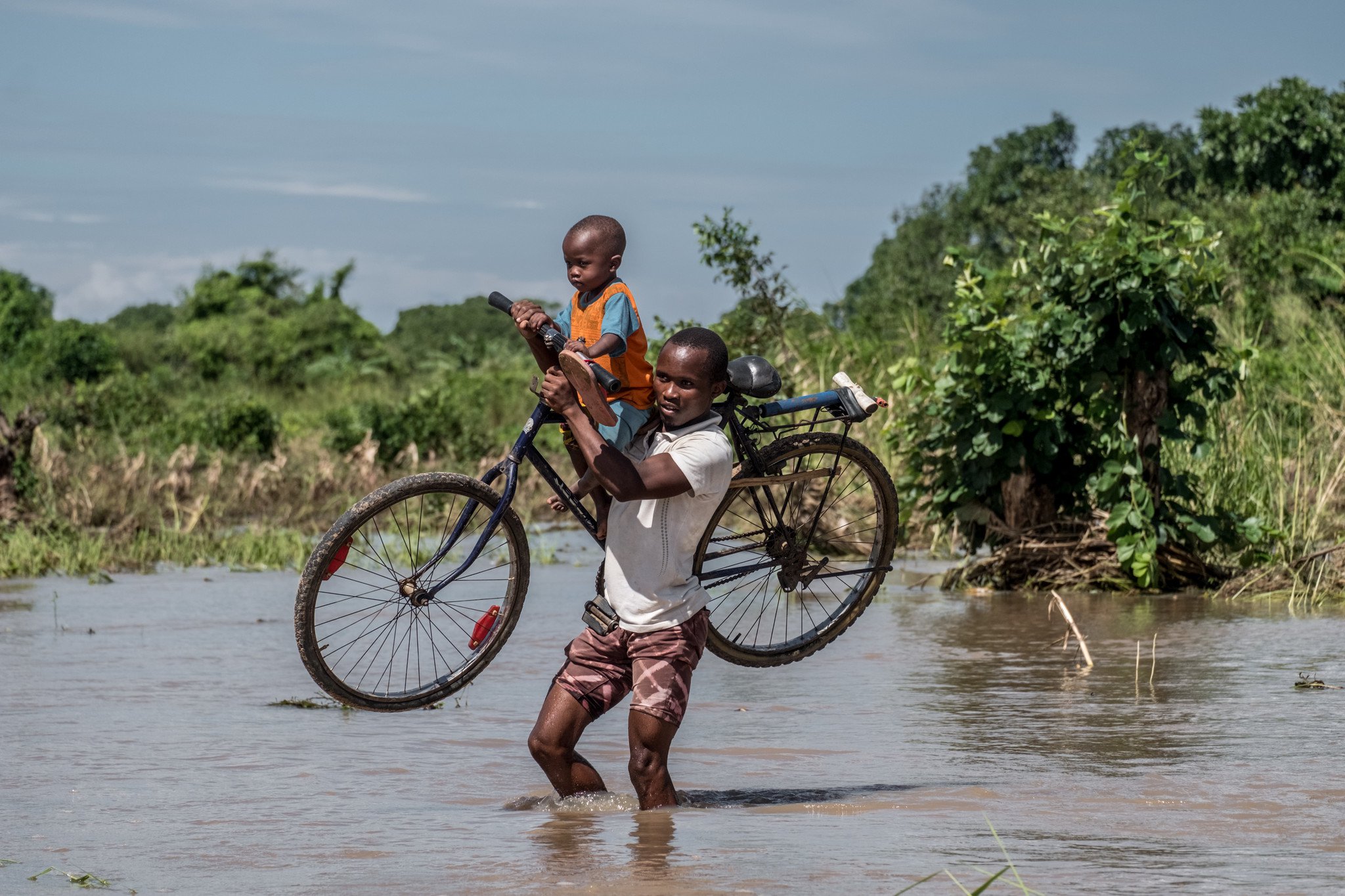  Mozambique_ flood_bicycle116888lpr.jpg 