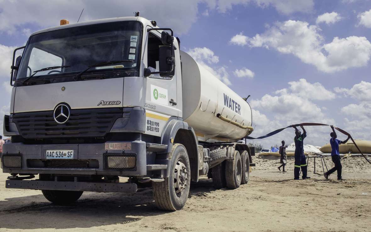  Oxfam delivers water in Mozambique IDP camps 