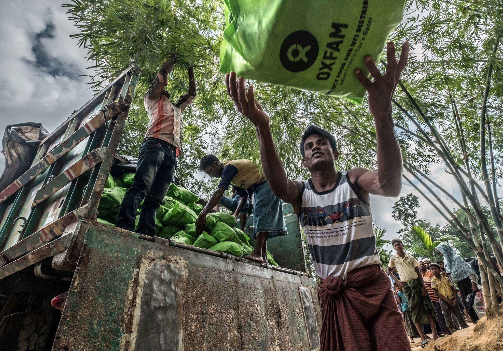  2.OGB_109714_Unloading-Oxfam-food-parcels.jpg 