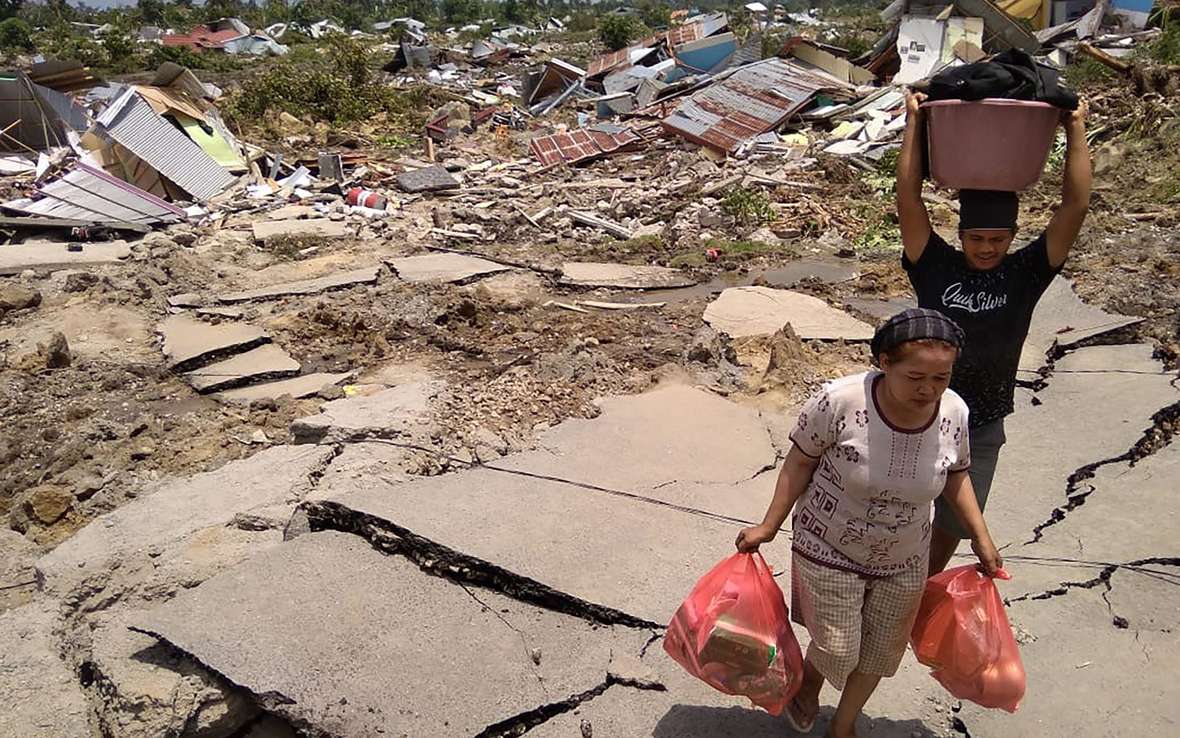 Indonesia-Earthquake-Residents-2018-Salvage-Belongings-114037lpr.jpg