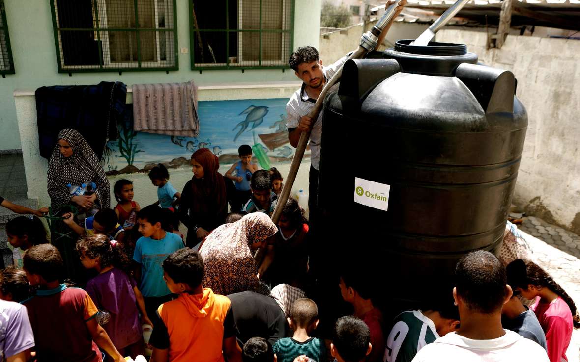 Man-with-black-water-tank-OGB-88312-Gaza-0061.jpg