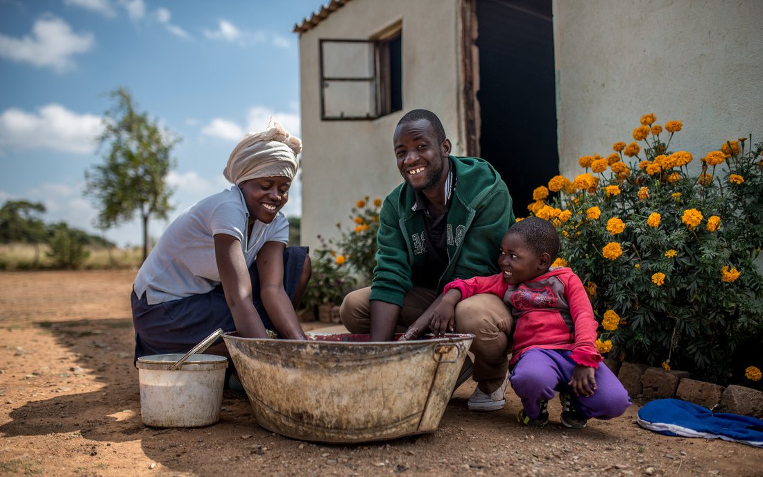  OGB_112707_Zibusiso, 28 and his wife Sibongisiwe, 25 do the laundry together.jpg 