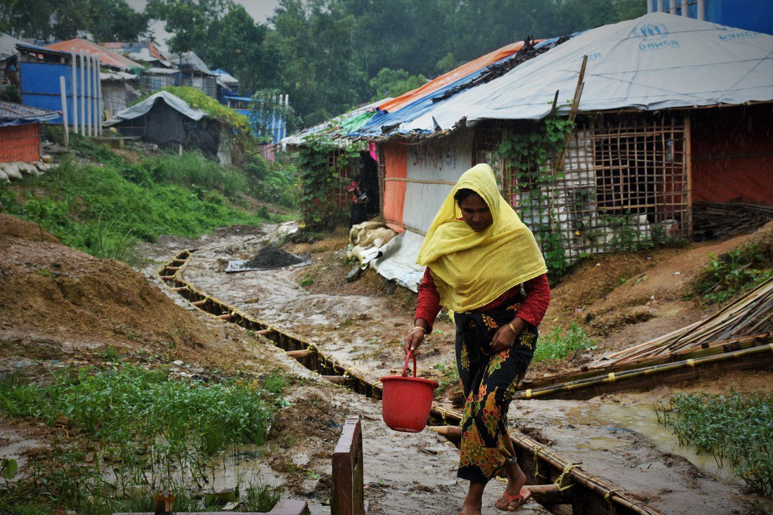  OGB_113679_Ayesha collecting water.jpg 