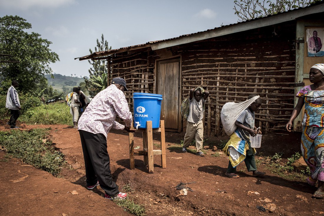 Oxfam Ebola response - chlorinated handwashing point