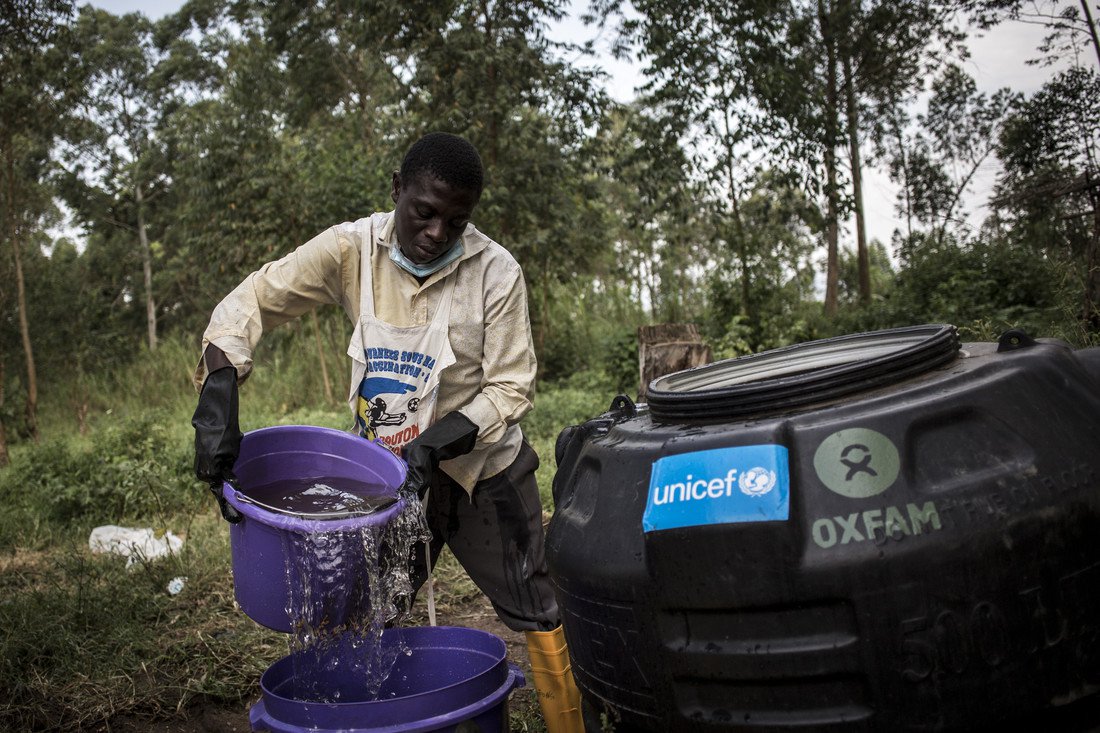 Oxfam Ebola response - chlorinated water for hand washing