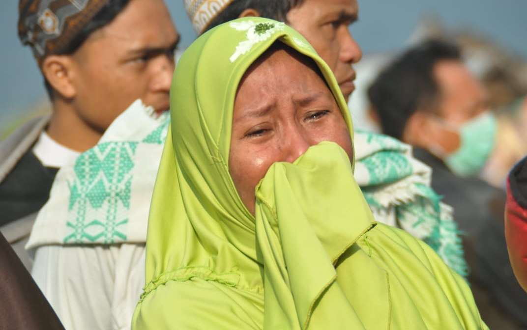 Woman-Crying-Indonesia-Earthquake-Tsunami-114036.jpg