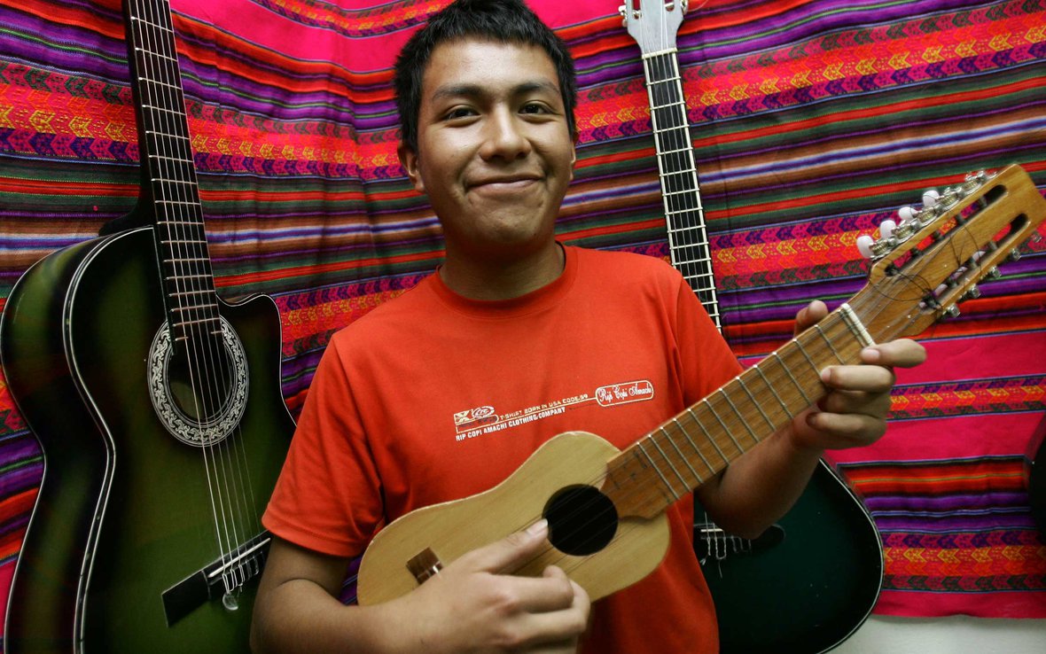 artist-for-oxfam-peru-guy-guitar-ous-38133.jpg