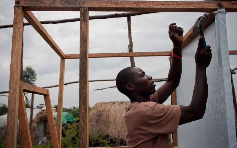  building-latrines-democratic-republic-of-congo-ogb-76366.jpg 