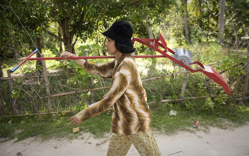 cambodia-ken-sorn-walking-17-mar-2011.jpg