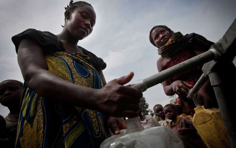  collecting-water-tap-stand-democratic-republic-of-congo-ogb-76368.jpg 