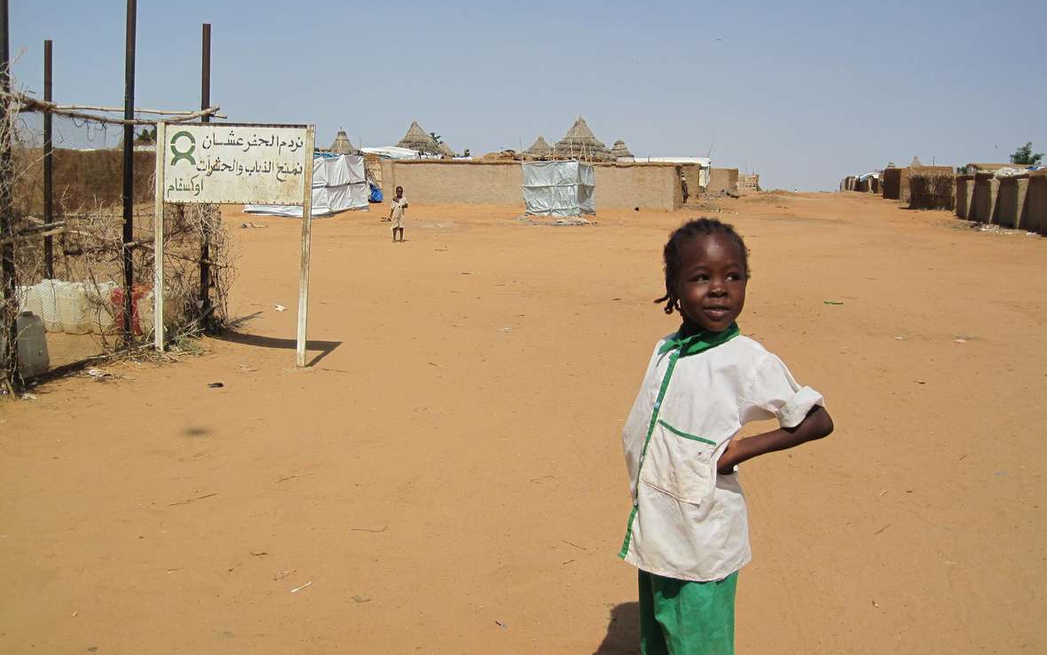 darfur-girl-near-tap-stand