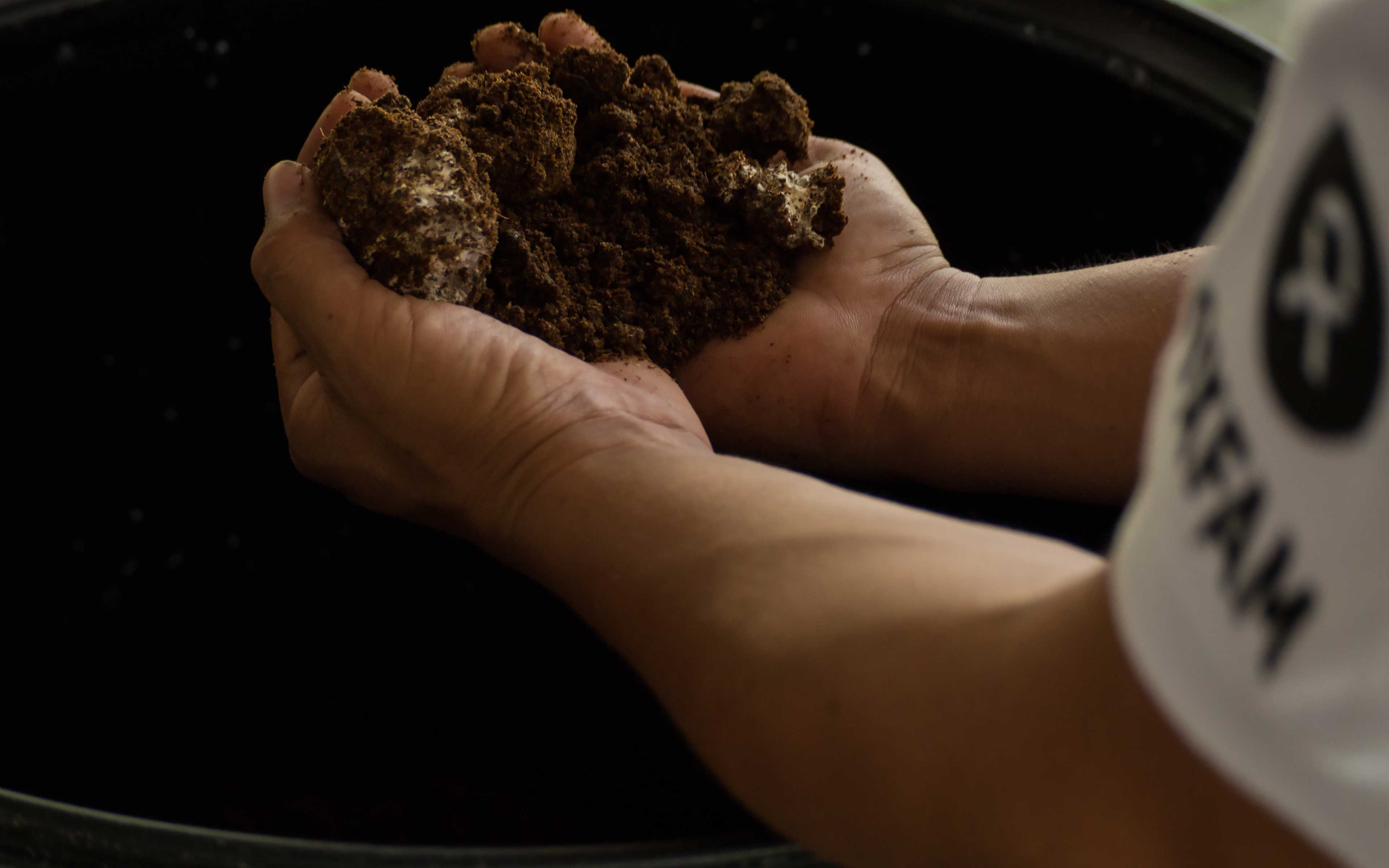 Using a fermentation method known as Bokashi, a group of farmers in El Ranchón, El Salvador, is now producing a powerful compost
from local ingredients like cow dung, volcanic dust, rice flour, and microorganisms harvested from a fungus that grows in the mountains.