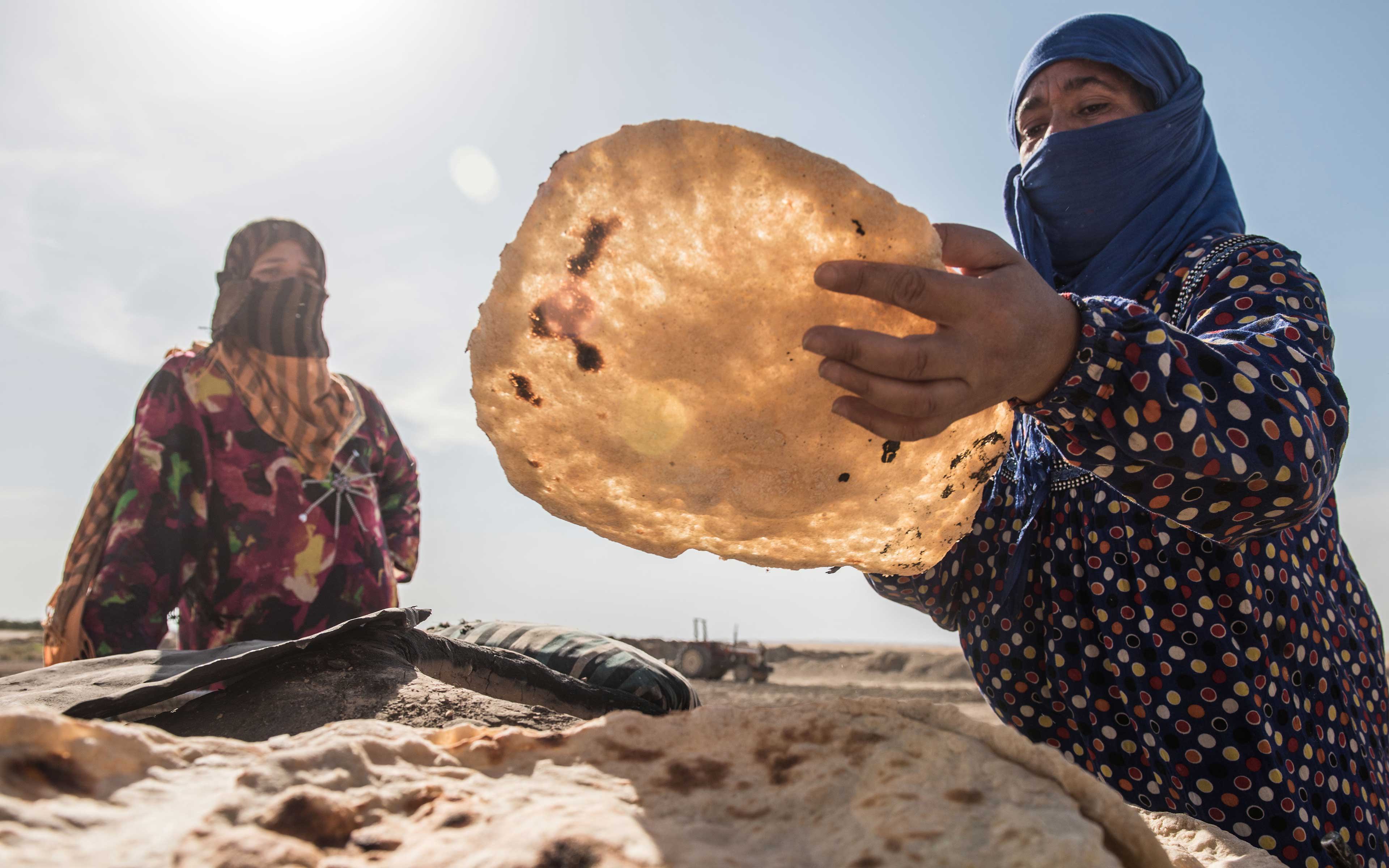 When ISIS occupied the area around the Iraqi town of Jalawla, many families were forced to flee. Some are now living in an abandoned farm building while trying to carry on with regular tasks like making bread. Oxfam has been supporting the families with clean water and sanitation facilities.