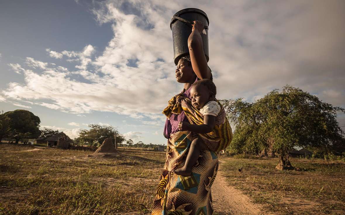 mozambique-mother-baby-water-bucket-onl-14378.jpg