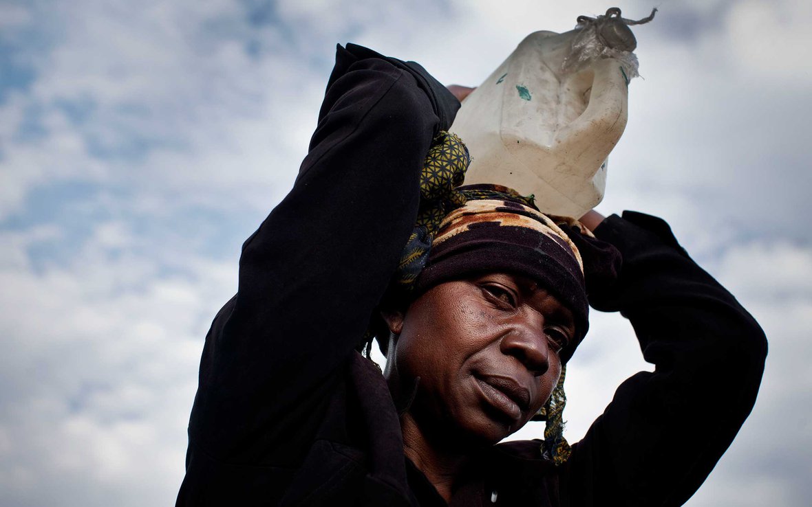 person-collects-water-lac-vert-camp-goma-drc-ogb-76355.jpg
