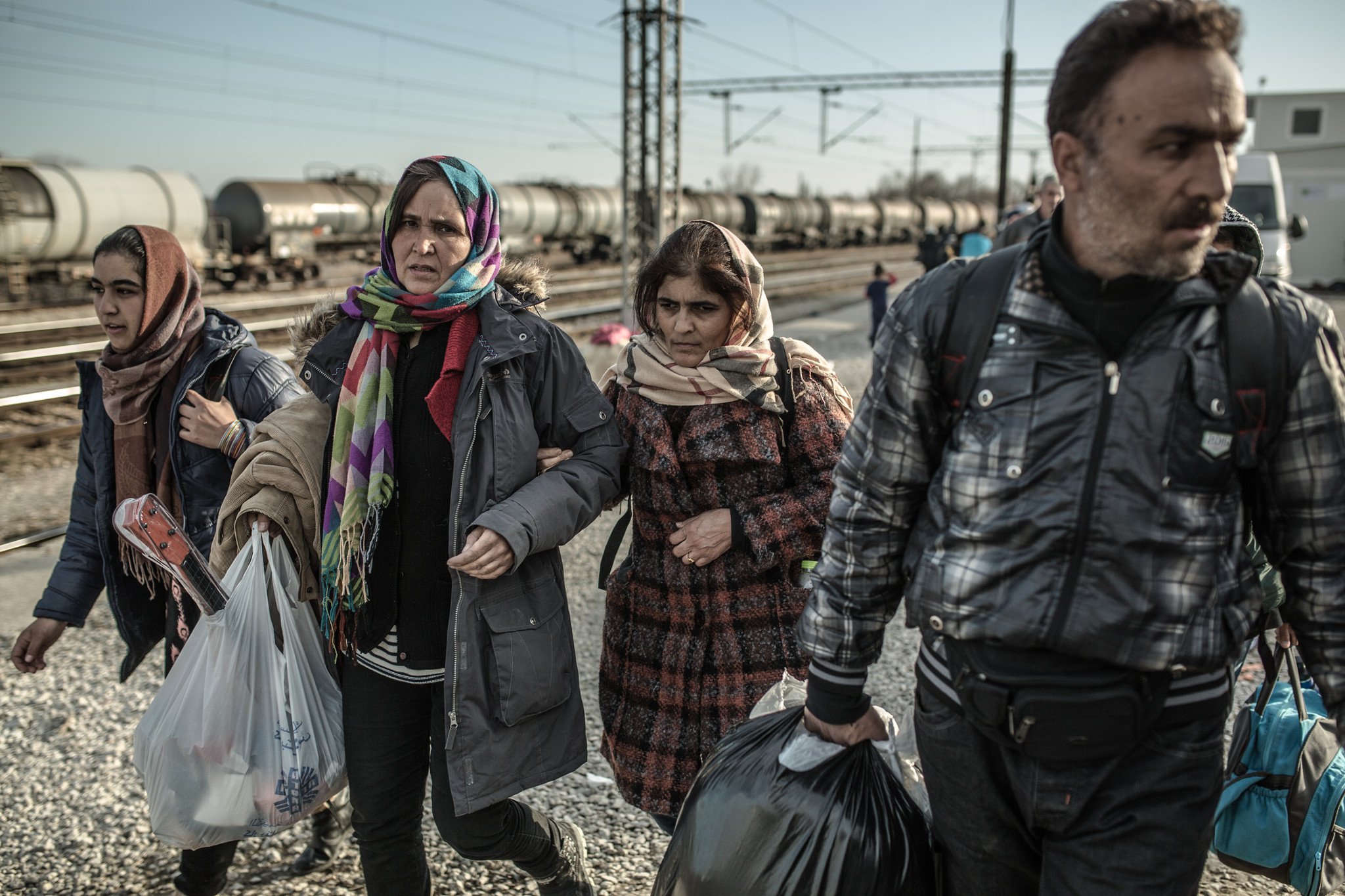  refugees-crossing-macedonia-OGB-97094lpr.jpg 