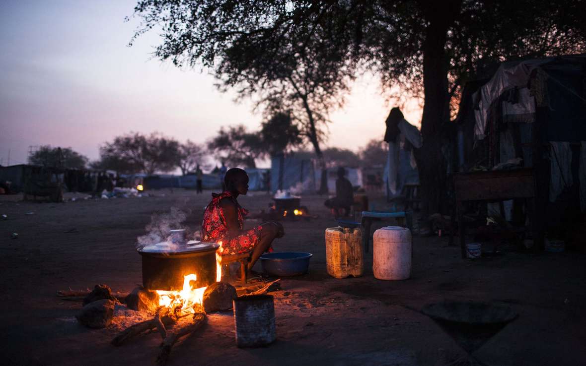sunrise-women-boiling-water-Mingkaman-South-Sudan-85960.jpg
