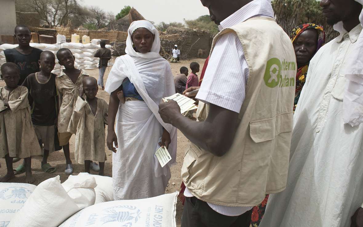 woman-waits-for-food-chad-13-july-2012