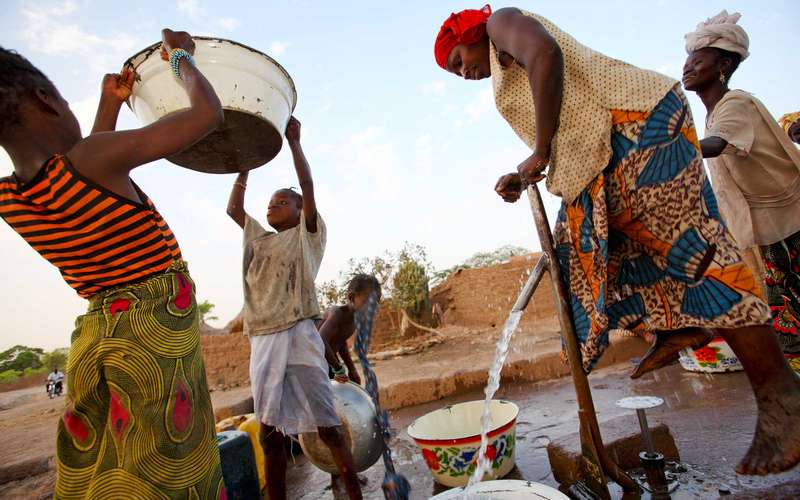 women-operating-bore-hole-water-pump-mali-ous-20369.jpg