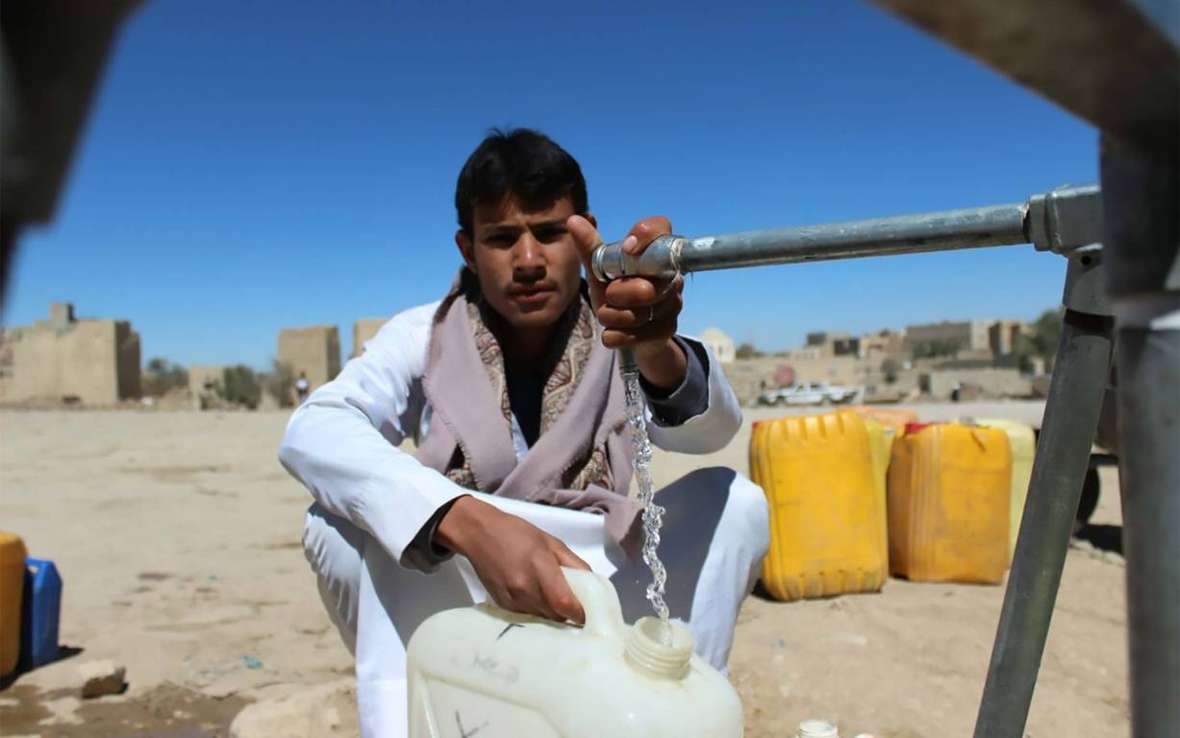 yemen-man-water-tap-ogb-101703.jpg